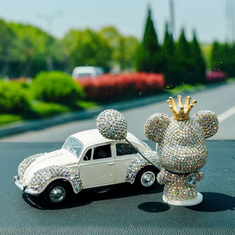 新品 创意新款镶钻小汽车车载摆件 镶钻暴力大头熊香薰双爱心车内