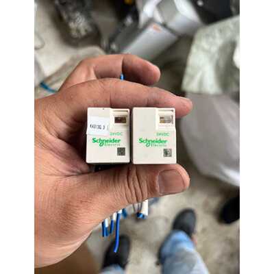 议价RXM2LB2BD中间继电器带底座RXZE1M2C维修