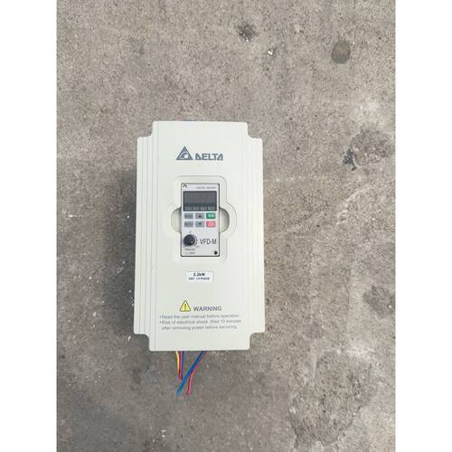 在线议价拆机台达变频器VFD022M21A成色如图，2.2KW，22