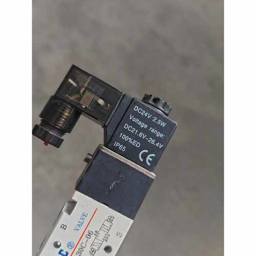 （议价）亚德客双头电磁阀DC24V4V130C06成色如图所