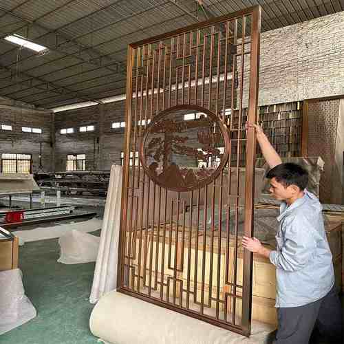 酒店客厅不锈钢隔断屏风酒店迎客松铝板花格浮雕入户进门金属玄关