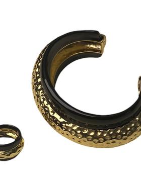 字母花边珐琅滴釉黑金撞色戒指女