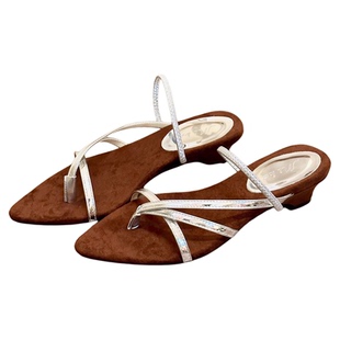 古早感两穿！复古绒面尖头夹趾一字带坡跟凉鞋女夏露趾凉拖外穿