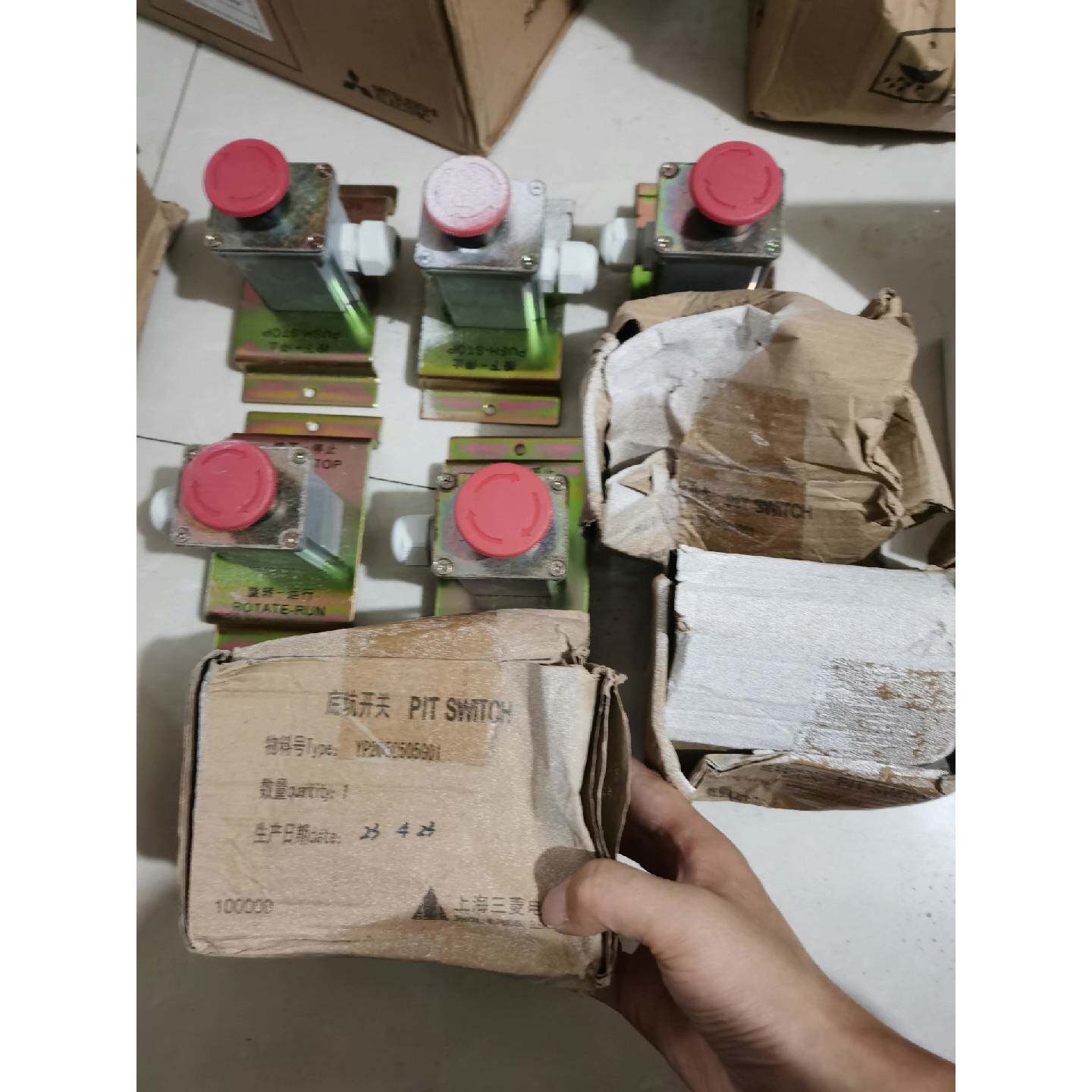 议价三菱电梯全新急停开关底坑开关井道照明等全都有货需要联可维