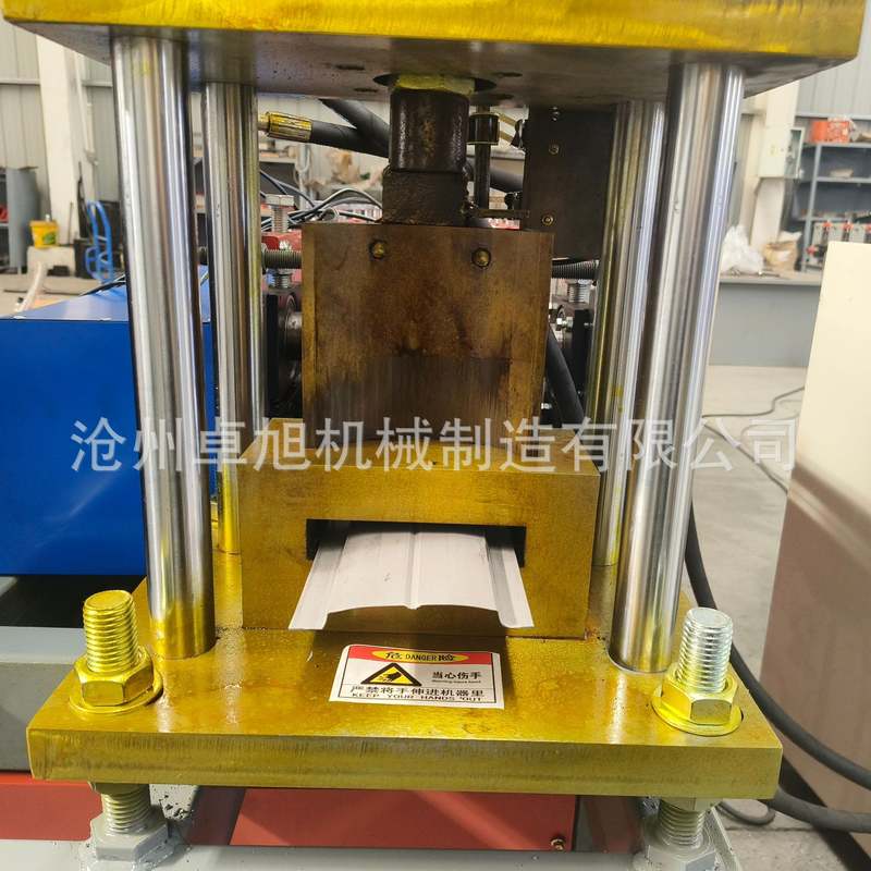 全自动篱笆机 彩钢栅栏板机器金属栅栏板成型机 花圃围栏成型设备