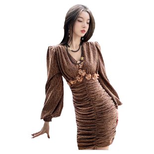 洋气显瘦遮肚子褶皱V领连衣裙秋冬优雅绝美小个子包臀修身裙子女