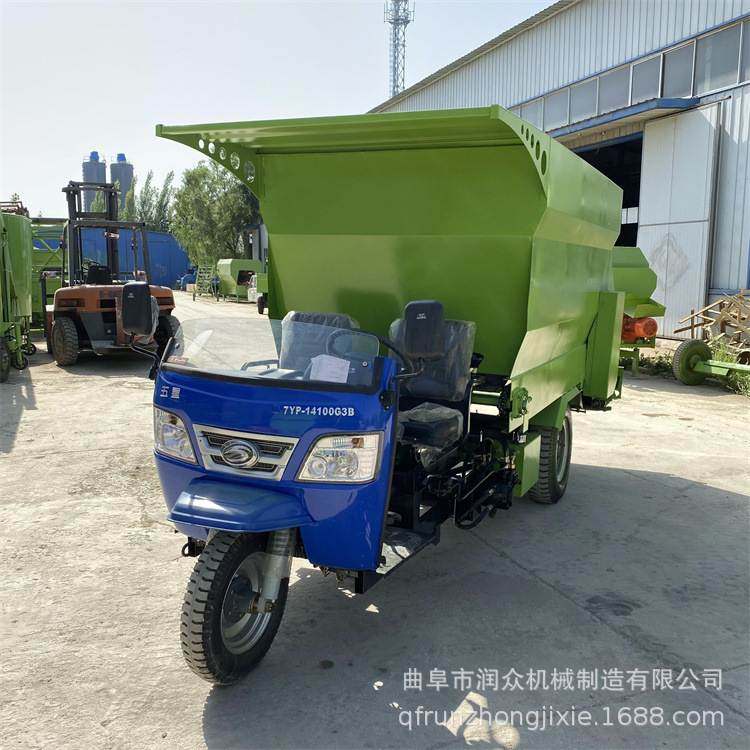 牛场草料运料柴油撒料车移动青贮料投料机牧场喂牛双向饲料投料机