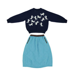 墨宝童装 MoobooKids_深蓝色miu系小蝴蝶群马毛衣+湖蓝色棉服半裙