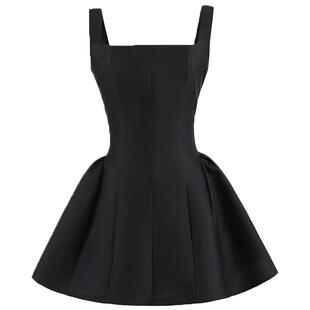 黑色吊带连衣裙女礼服高级独特绝美短款裙子千金方领小黑裙miu系