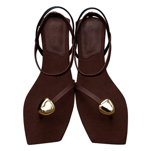 Le' Murmure 西西里熔岩咖_时髦极简主义细条带 金属环扣凉鞋