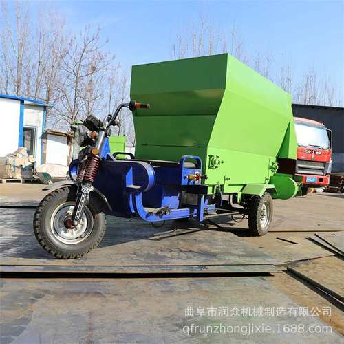 小型全自动牛场喂料车牛羊电动三轮倒料车养殖场青贮饲料撒料车