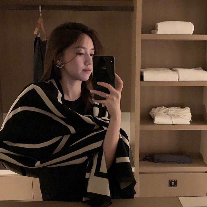 韩版黑白空调房披肩女外搭新款办公室保暖几何高级感双面两用围巾