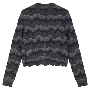 现货  25冬新品波浪条纹提花短款针织开衫女