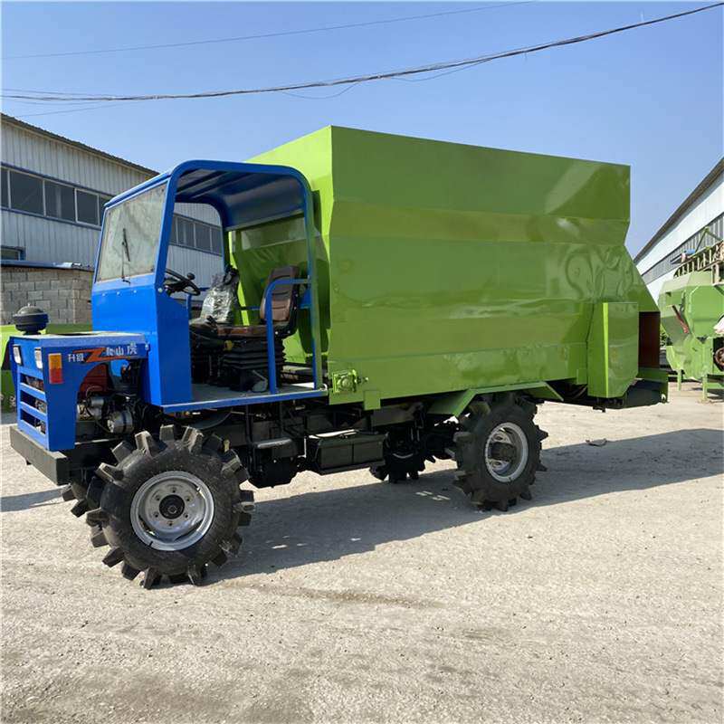 畜牧养殖场电动三轮撒料车柴油动力5方四轮轻卡羊圈喂草抛料设备