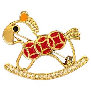 红色钱币小马胸针配大衣高档女奢华气质金色别针配饰高端精致时尚