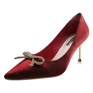 红色绸缎高跟鞋女细跟2025春秋季新款婚鞋水钻蝴蝶结尖头新娘单鞋