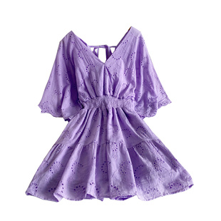 超仙海边度假沙滩裙女2024夏百搭V领绑带露背刺绣镂空连衣裙短裙