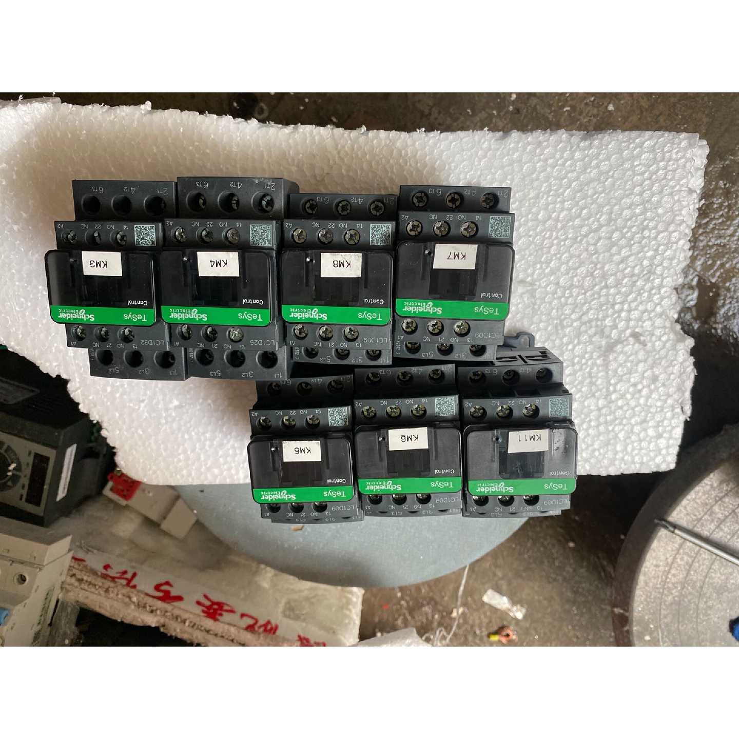 询价下单新款施耐德接触器七个，成色新，功能包正常使用。