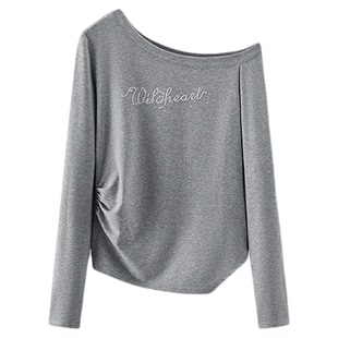 森马长袖T恤女春短款斜肩露肩字母紧身2026新款小性感设计感上衣