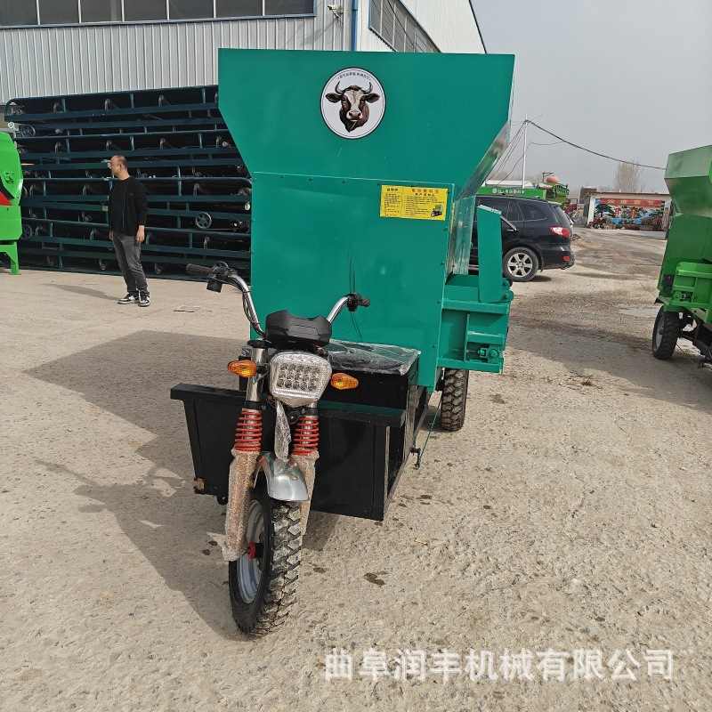 肉牛养殖电动撒料车3方螺旋牛羊饲喂上草机养殖设备双出口喂料机