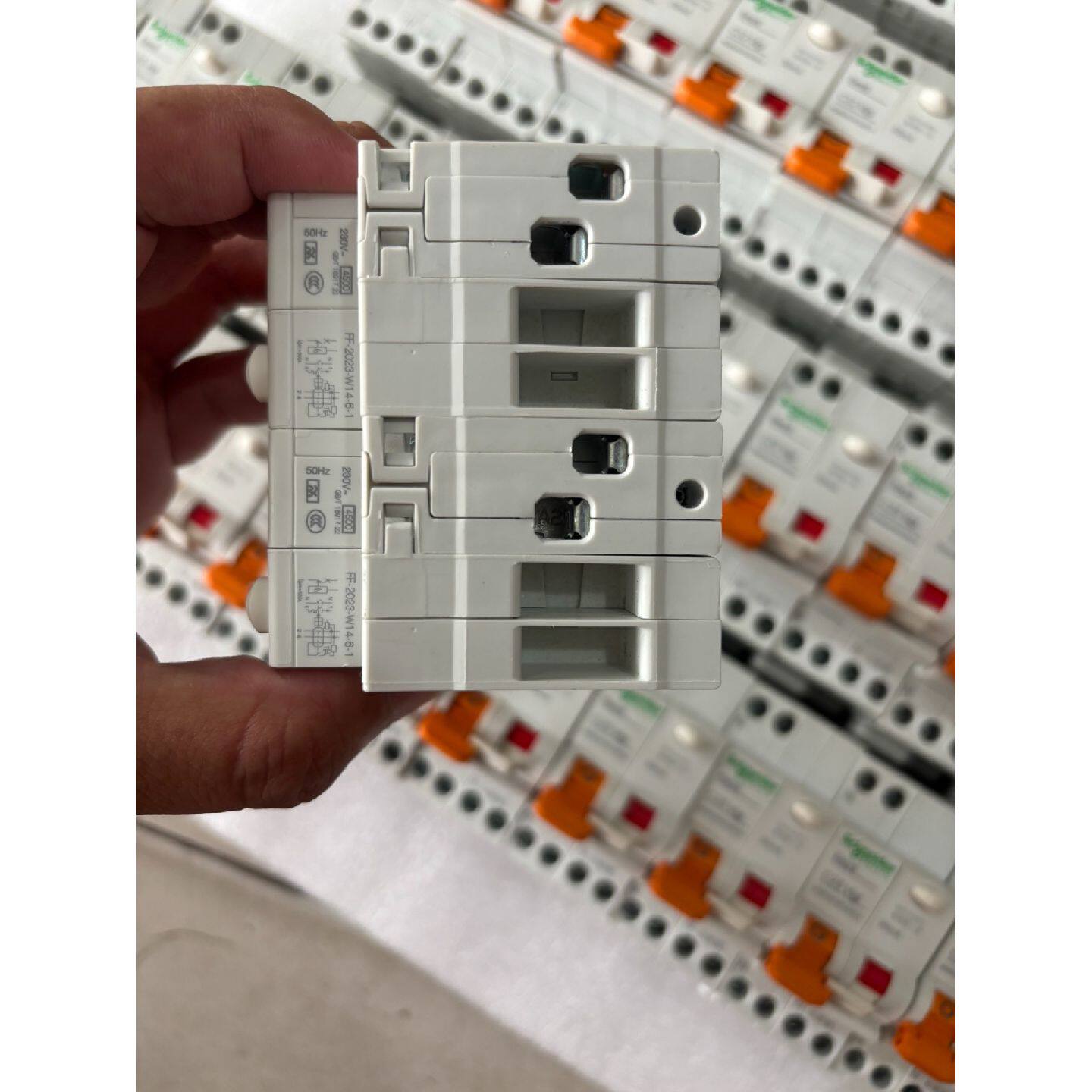 议价施耐德Ea9漏电保护器，1PN25A/32A/40A，实物