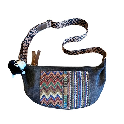 单肩斜挎饺子包刺绣牛仔帆布包