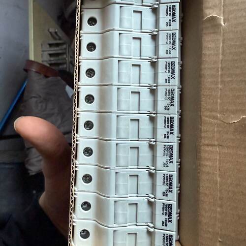 【请询价】拆封REOMAX光伏保险丝底座，型号PVRH1U，原装