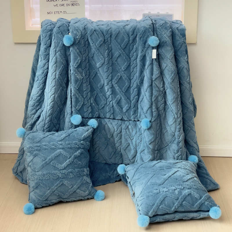 冬季加厚加绒长毛绒抱枕被子两用三合一多功能靠车用午休午睡靠被