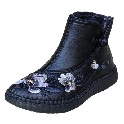 老北京布鞋冬季加厚保暖绣花靴子