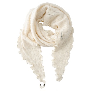 魂牵梦绕 韩系木耳边设计米白三角巾搭配大衣毛衣慵懒感轻松随意