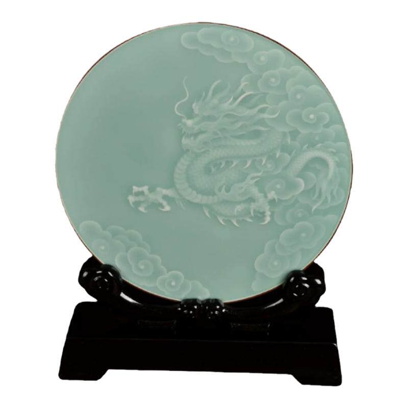 精品青瓷手工雕刻龙年玉璧