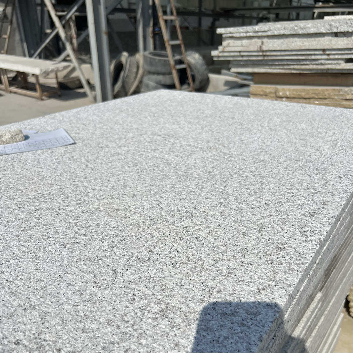 天然石材花岗岩芝麻黑白灰大理石火烧板荔枝光面地铺石户内外地砖