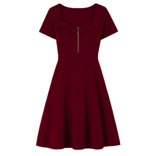 赫本风纯欲A字连衣裙2025新款女小个子高腰收腰方领性感修身裙子