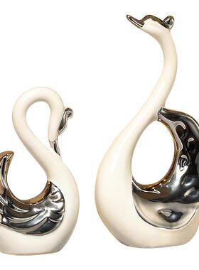 天鹅映银辉，氛围别样美