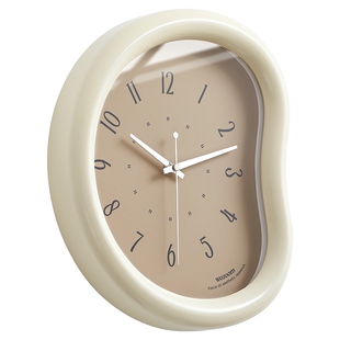 Mandelda免打孔中古奶油风钟表挂钟客厅2026新款艺术创意时钟挂墙