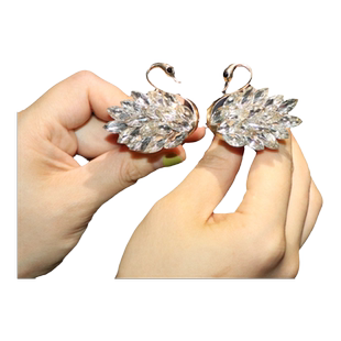 新款天鹅汽车出风口香薰珍珠水钻车载卡通香水车内空调装饰香调夹