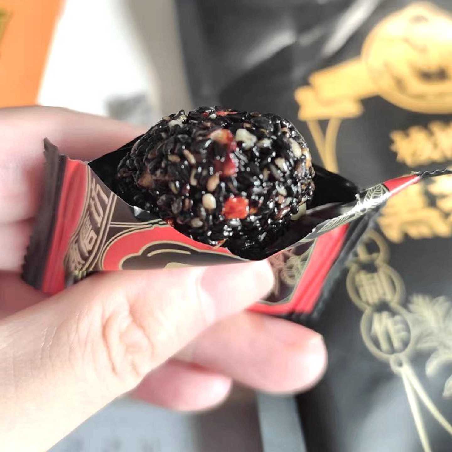 甄磨坊黑芝麻丸核桃仁桑葚软糕元气红枣黑之麻球糕点孕妇零食小吃