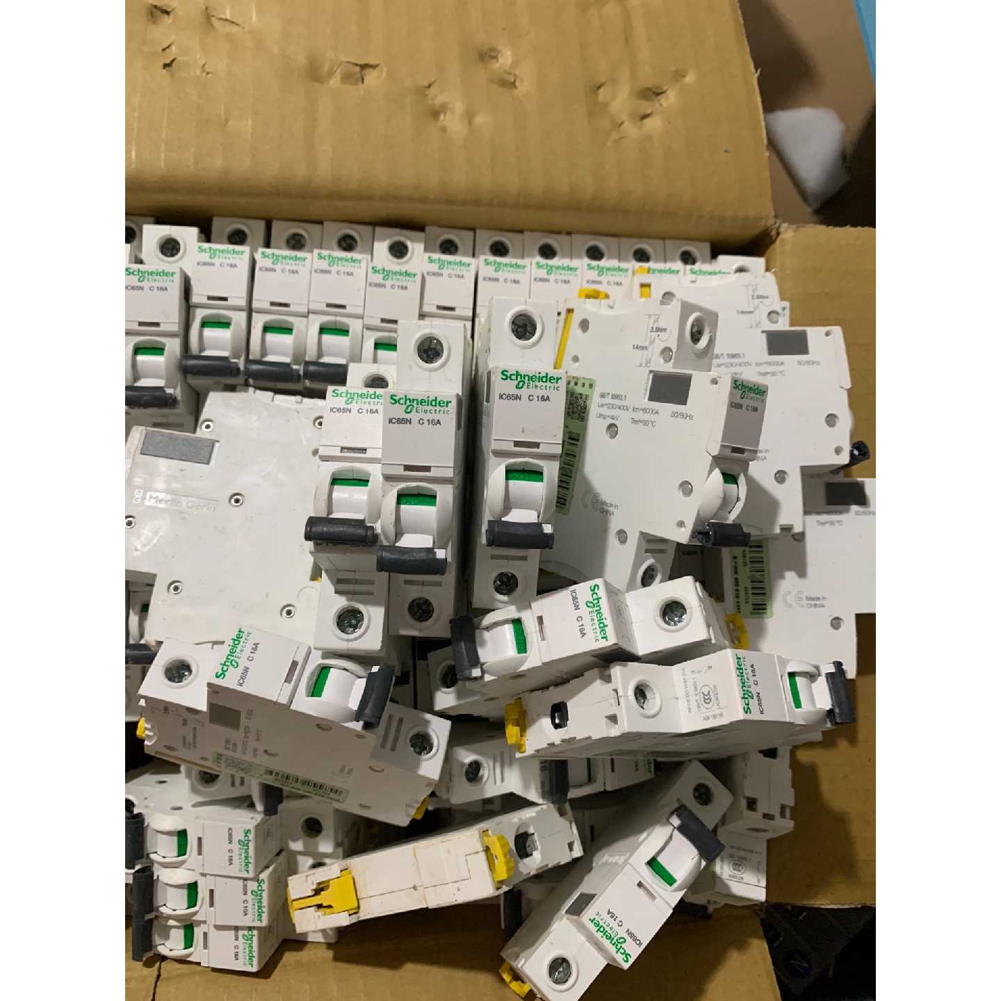 〔议价-可维修〕施耐德空开1P16A 1000只 全新均有货