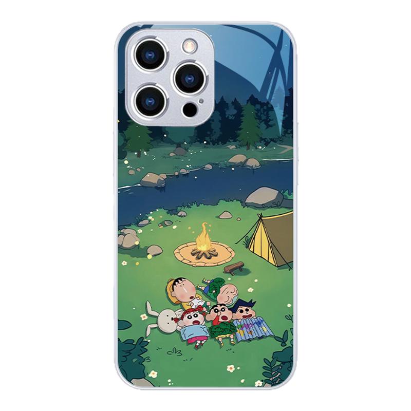适用苹果13pro蜡笔小新手机壳iphone15卡通14plus可爱16露营12mini动漫苹果11夏日pro女款max网红苹果14玻璃8