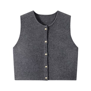 大码高级感灰色小金扣针织马甲女秋冬叠穿毛衣背心无袖短上衣胖mm