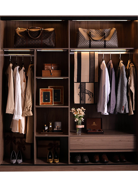 咖色系陈列衣服鞋子包包装饰品