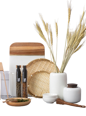 中式样板间厨房橱柜搭配花器摆件