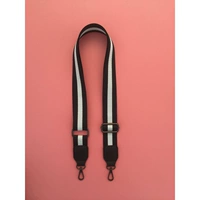 Черно-белый черный черный пистолет