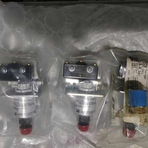 在线议价美国全新UE压力开关，型号，h54s-25，三个，一起打包优