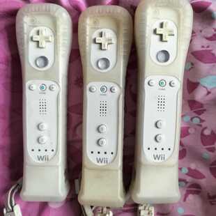 wii 原装手柄 直柄 功能正常。带加速器， 成色一般。打包