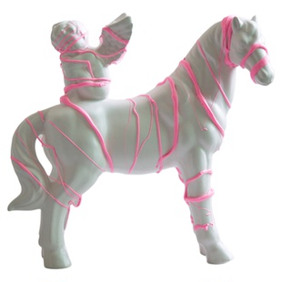 现代艺术创意粉色绕线小天使陶瓷马摆件客厅电视柜装饰品陈列装置