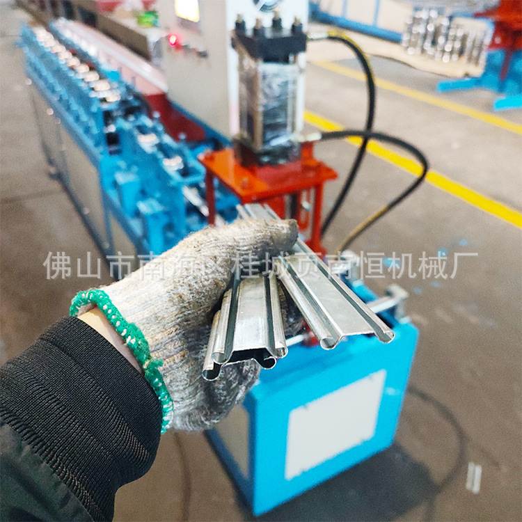 布帘压条机 挡烟垂壁防火卷帘压条成型设备 页南恒机械厂