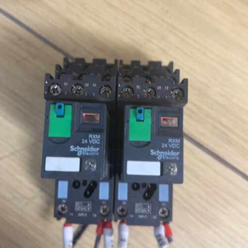 施耐德rxm3ab2bd带底座，10块一个，4个议价