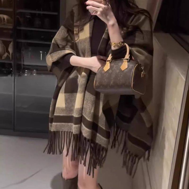仿羊绒毛格纹披肩外套加厚保暖针织高级感围巾斗篷撞色流苏外搭女
