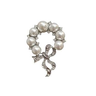 银倩坊2025年新珍珠水钻胸针飘带山茶花西装领口配饰防走光扣胸花